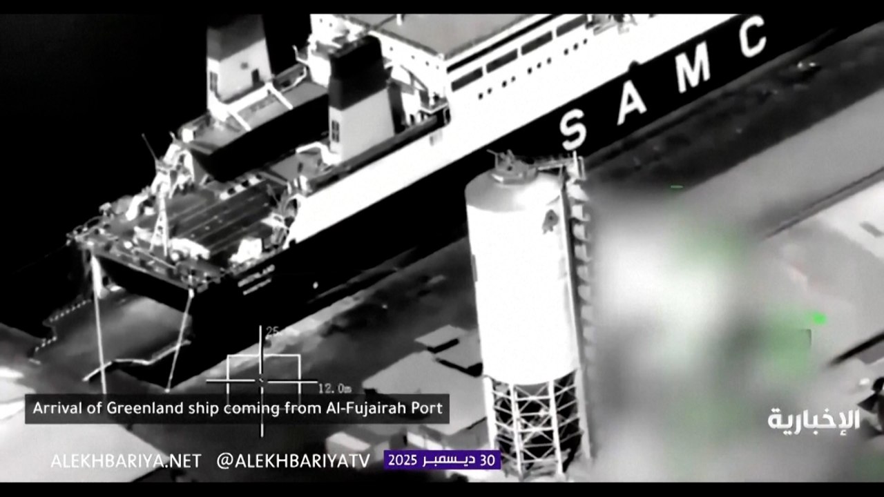 L'Arabia Saudita lancia bombe su un porto in Yemen, i media: «Colpita una nave con un carico di armi» | Il video
