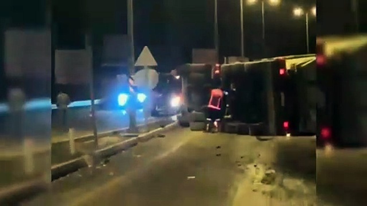 Kömür yüklü kamyon buzlanma nedeniyle devrildi: 3 yaralı