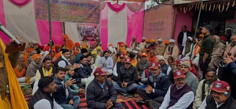 भिण्ड. धरने पर बैठे संत व उपनेता प्रतिपक्ष