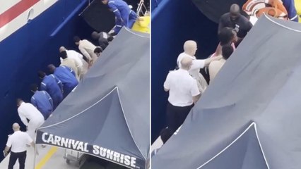 Bahamas, bimbo cade tra nave e molo: la madre si tuffa in acqua e lo salva