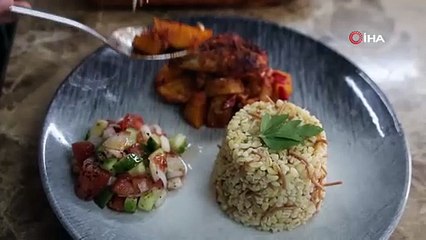 Türkiye'nin fabrika gibi lisesi: Hem okuyorlar, hem meslek sahibi oluyorlar hem de para kazanıyorlar