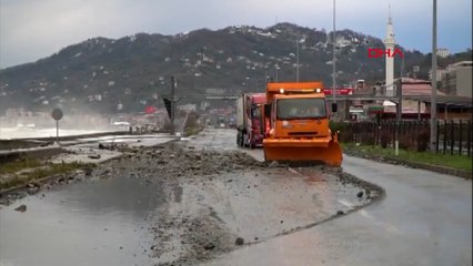 Rize'de fırtına; dalgalar sahil yoluna ulaştı