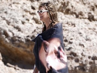 Heidi Klum planscht mit XXL-Kaulitz-Badetuch