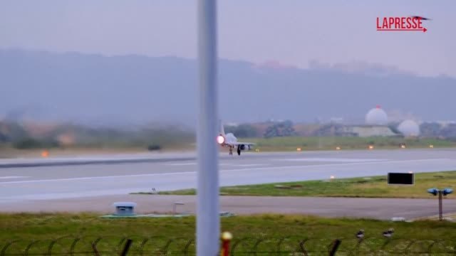 Taiwan, i caccia decollano dalla base di Hsinchu nel secondo giorno di esercitazioni militari cinesi | Il video