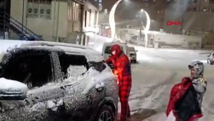 'Örümcek Adam', karda mahsur kalan sürücüye yardım etti