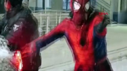 Karda mahsur kalan vatandaşın yardımına 'Örümcek Adam' koştu!