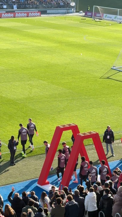 Así recibieron los aficionados a los jugadores del Real Madrid en el último entrenamiento del año