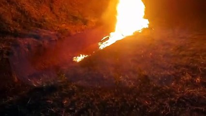 Vídeos mostram motocicleta em chamas às margens da BR-277, em Cascavel