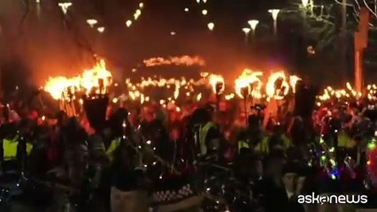 Fiamme e cornamuse: il Capodanno di Edimburgo s'illumina con la parata dei 15mila vichinghi