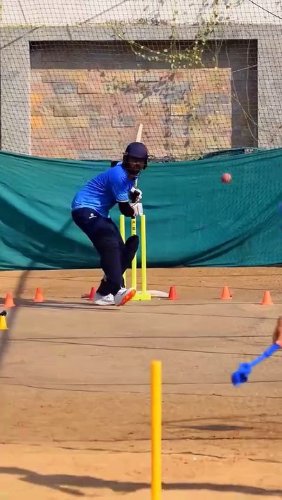 Batting_against_RapidArm_cricket_ball_thrower_cricket_shorts_youtubeshorts_720P