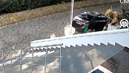 İlkokul öğrencisinin Atatürk büstüne asker selamı vermesi kamerada