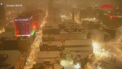 Le immagini della tempesta di neve nello Stato di New York: la città di Syracuse vista dall'alto, coperta di bianco e in una fitta coltre di nebbia