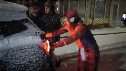 Bitlis’te ‘Örümcek Adam', karda mahsur kalan sürücüye yardım etti