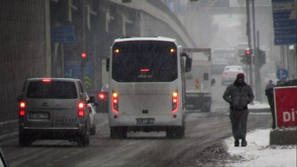 Diyarbakır’da kar yağışı: Tüm uçuşlar iptal edildi, otobüs seferleri durduruldu