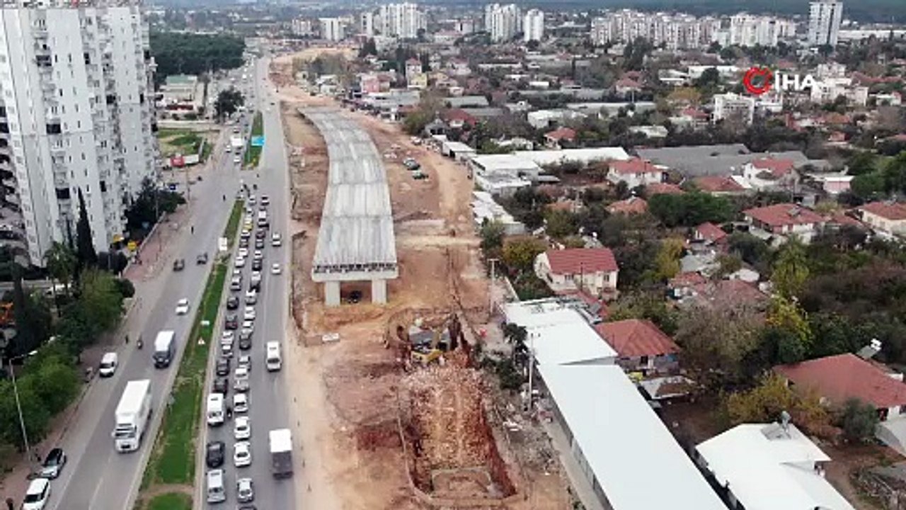 Yol yapımına engel olan pideci yıkıldı