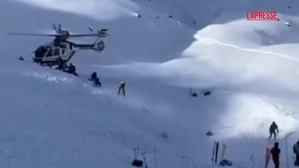 Spagna, valanga sui Pirenei travolge sciatori e causa tre vittime: il video di elisoccorso e cani molecolari in azione