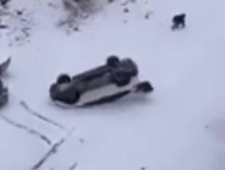 Kurioser Unfall: Auto schlittert auf dem Dach die Straße runter