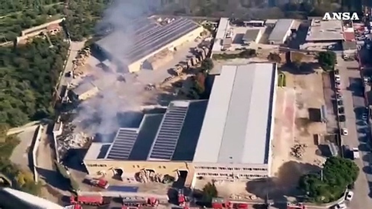 Incendio in un'azienda di stoccaggio di rifiuti nel Barese
