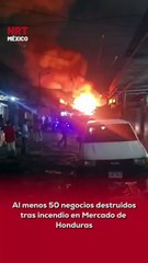 🔥🚨 Emergencia en Honduras. Un fuerte inc3ndio provocado por fuegos artificiales consumió gran parte del Mercado Medina, dejando al menos 50 negocios completamente destruidos.