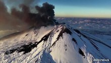 Neve, fumo, lava e lapilli, lo spettacolo dell'eruzione dell'Etna