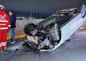 VIDEO | Volcadura en avenida Leones deja a menor de edad lesionado en Monterrey