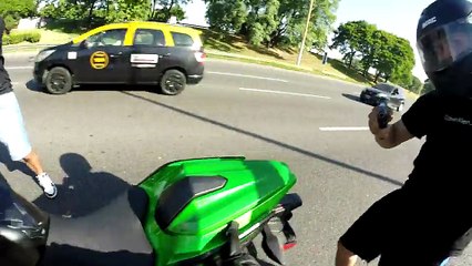 El video del brutal robo a un motociclista en la autopista Ricchieri: lo abordaron entre seis a punta de pistola