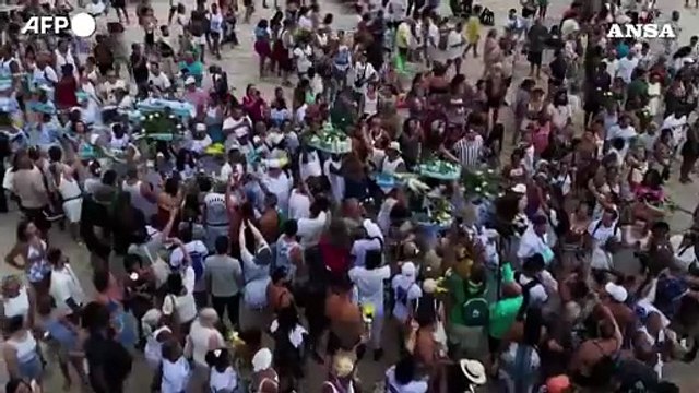 Rio de Janeiro, l'omaggio alla regina del mare sulla spiaggia di Copacabana