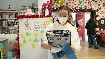 Marines reparten juguetes a los niños de la Casa Ronald McDonald de Madrid