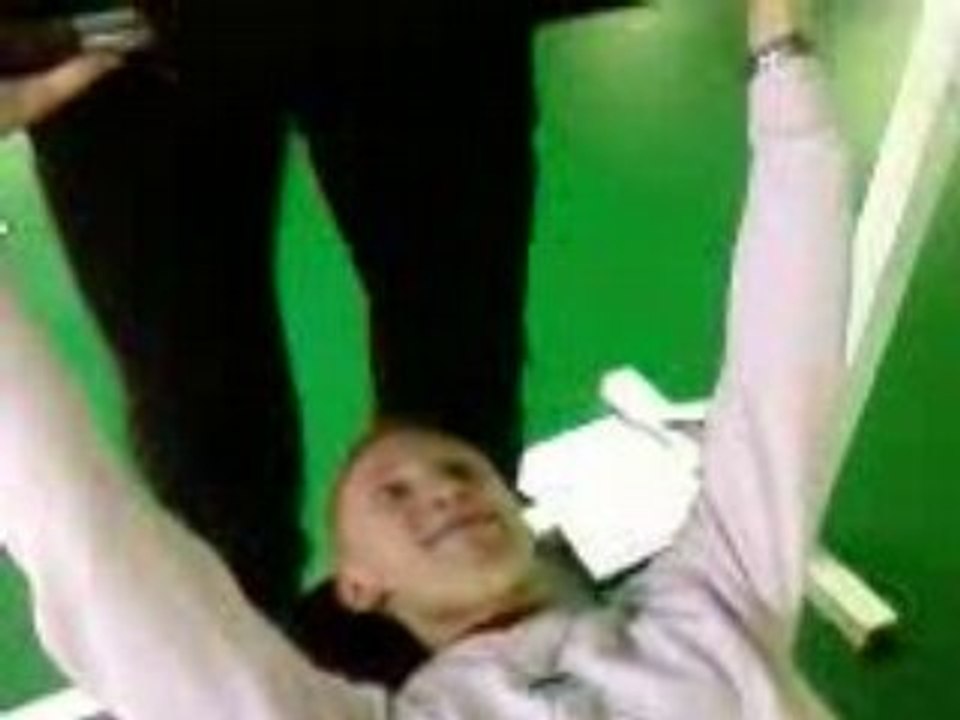 Robert a la muscu 2 par JB et PG