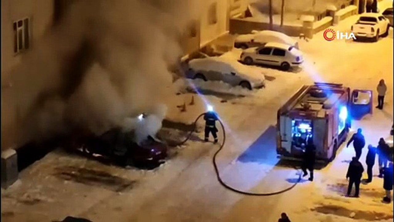 Van'da park halindeki otomobil alev alev yandı