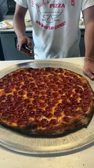 Send this to someone you’d share this pizza with 🏻