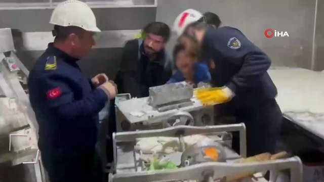 Şanlıurfa'da kolu hamur makinesine sıkışan çocuğu itfaiye kurtardı
