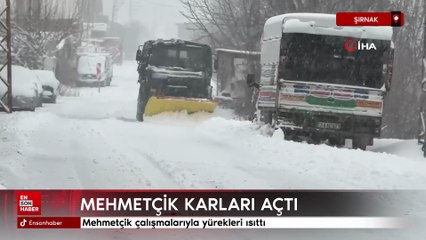 Şırnak'ta Mehmetçik karla kaplı yolları açtı