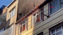 Küçükçekmece'de çatıda yangın; alevler bitişik binaya sıçradı