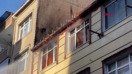 Küçükçekmece'de çatıda yangın; alevler bitişik binaya sıçradı
