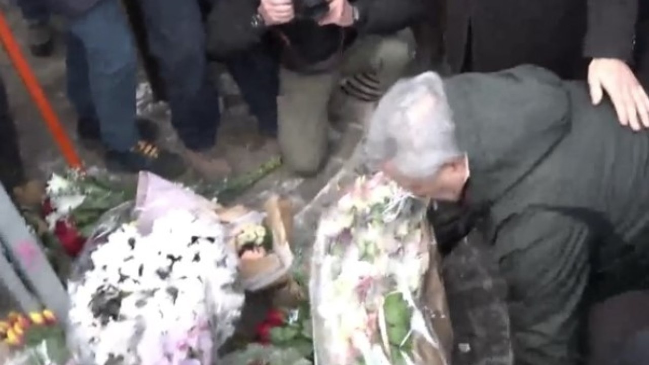 Il ministro Tajani a Crans Montana depone una corona di fiori per le vittime dell'incendio nel bar: il video