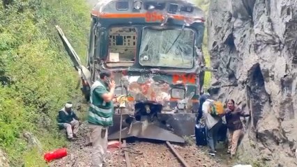 İki tren kafa kafaya çarpıştı