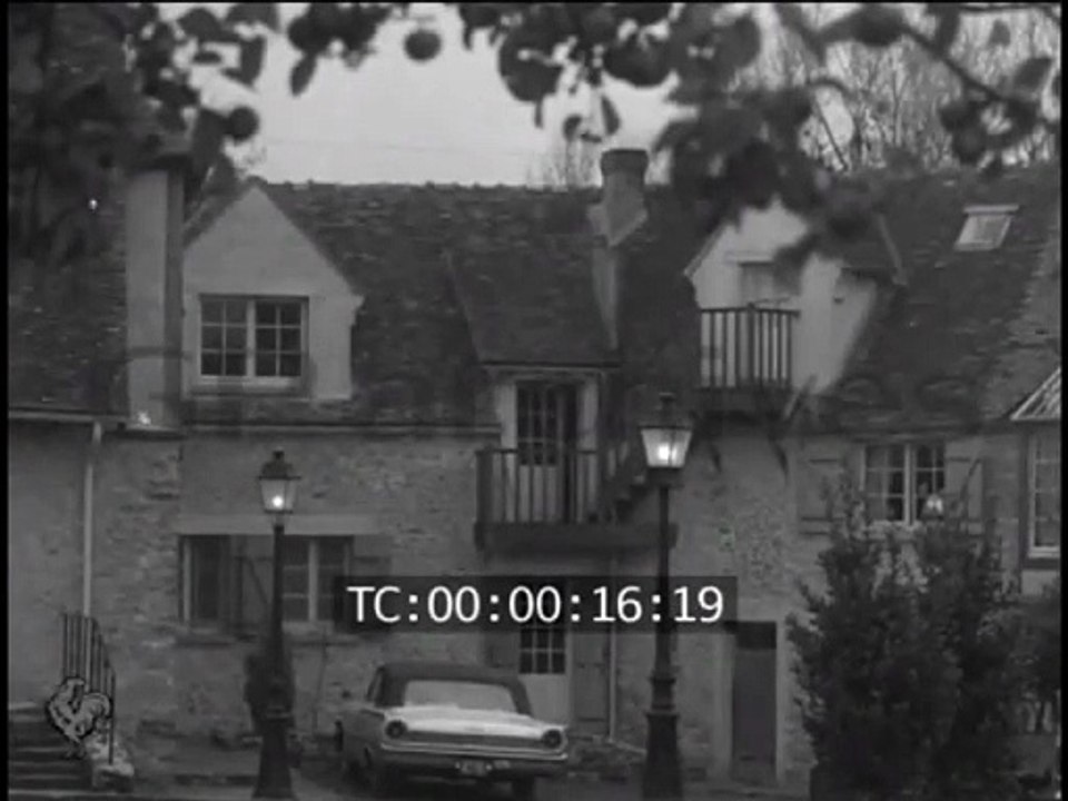 1962 – Johnny Hallyday : le 19 décembre, à cheval chez Charles Aznavour à Montfort-l’Amaury (Pathé Actualités)