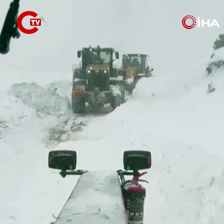 Artvin'in Ardanuç ilçesi Zekeriya Köyü'ne bağlı Aksu Yaylası'nda sabah saatlerinde çığ meydana geldi. Çığın ardından bölgeye ekipler sevk edilirken, olayda çığ altında kalan olup olmadığına ilişkin inceleme başlatıldı.