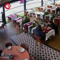 Ünlü sanatçı Cahit Berkay, kullandığı araçla restorana daldı