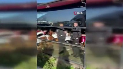 Ünlü sanatçı Cahit Berkay, kullandığı araçla restorana daldı