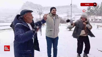 Kars’ta yoğun kar yağışı: Vatandaşlar kar altında halay çekti
