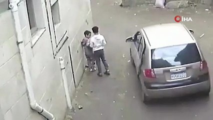 Minik çocuk, kuzenini kaçırmaya çalışan kişiye böyle karşı koydu!