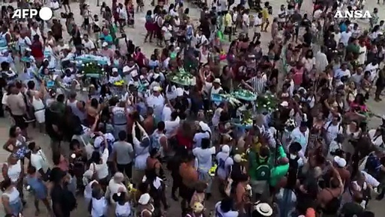 Il Capodanno spirituale del Brasile: a Copacabana il suggestivo rito per la dea Yemanja