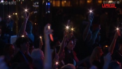 Durante i festeggiamenti di Capodanno a Sydney il toccante ricordo delle vittime di Bondi Beach: il video