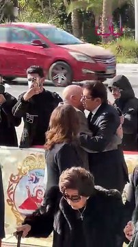 لحظة وصول هاني رمزي لجنازة والدته ولبلبة أول الحضور