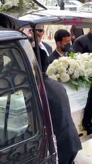 لحظة وصول جثمان والدة هاني رمزي لكنيسة ابي سيفين لاداء مراسم الجنازة