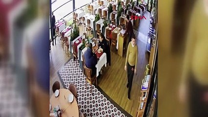 Usta müzisyen Cahit Berkay, otomobiliyle restorana girdi