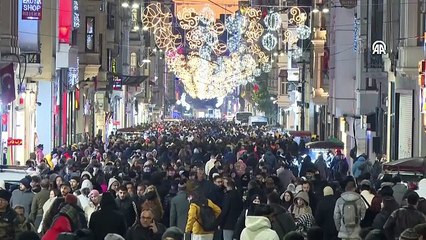 Taksim'de yılbaşı yoğunluğu: Binlerce yerli ve yabancı turist İstiklâl Caddesi'ne akın etti
