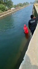 बांसवाड़ा जिले में कांस्टेबल गंगा ने विक्षिप्त महिला की नहर में कूदकर बचाई जान, देखें वीडियो